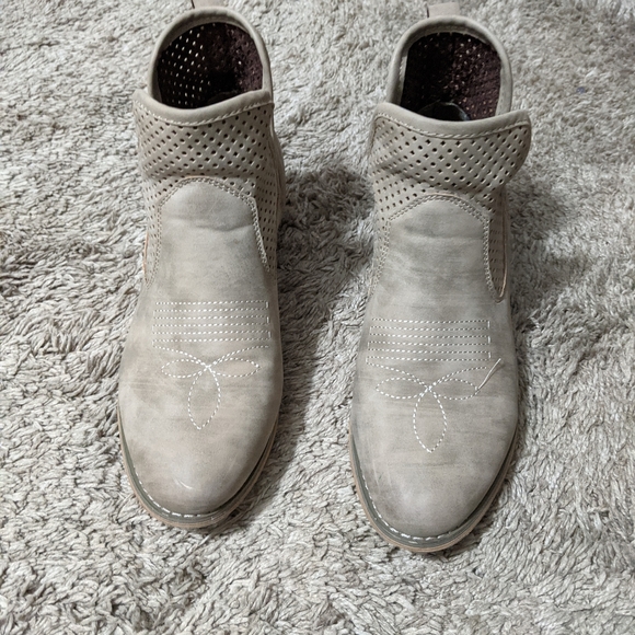 Boots - Picture 1 of 4